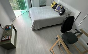 Quarto Confortavel Com Tv, Ar E Sacada Vista Jardim